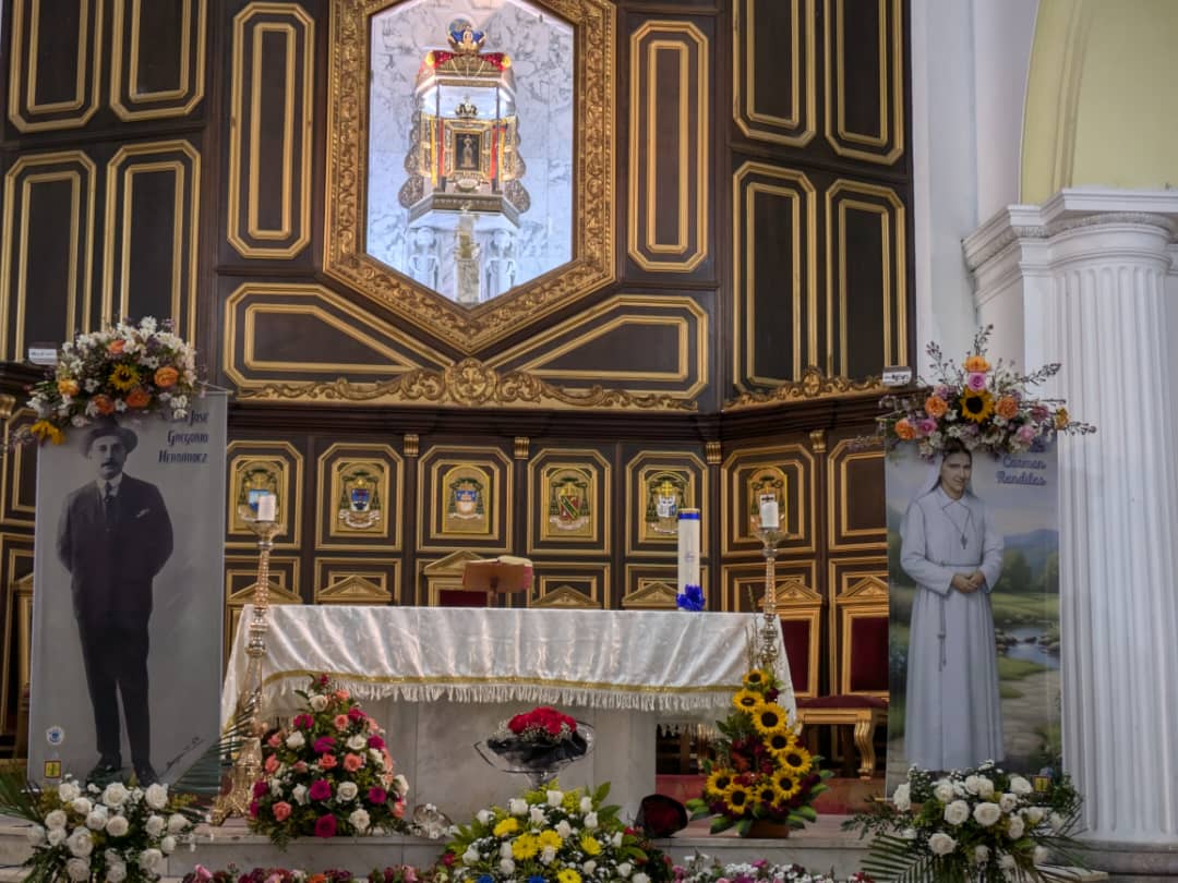 Desde un rincón del #Táchira le dicen buen viernes.
Literalmente JGH y CM en los altares.