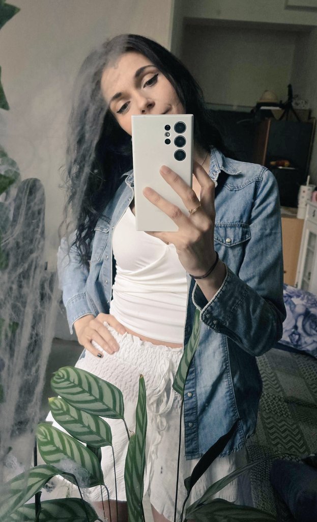 Woohoo fridaaaaay!
Guess who is live again?👀
Twitch.tv/taniauncensored