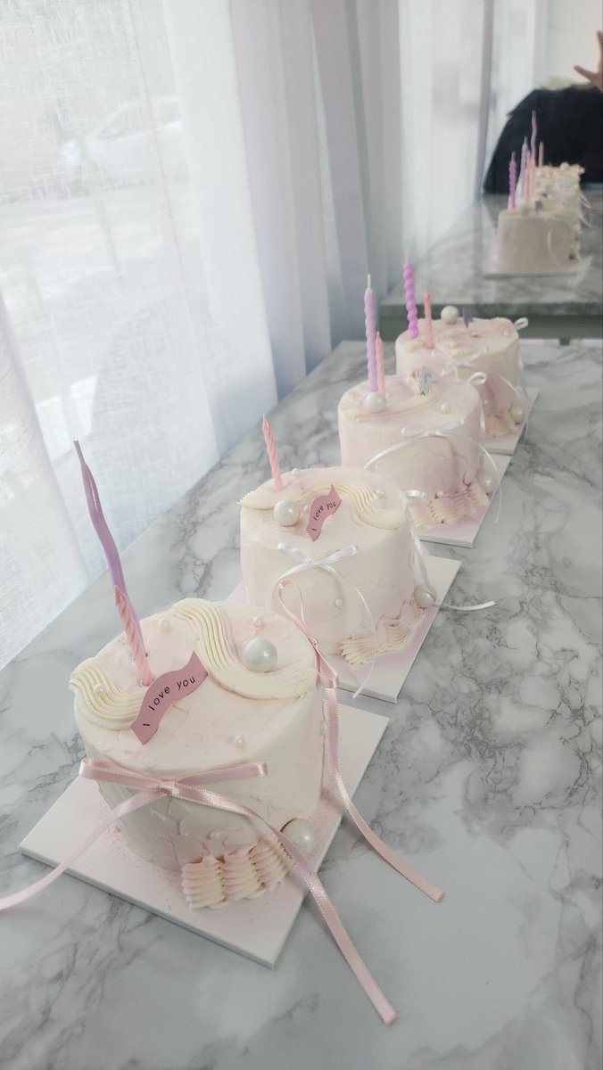 오랜만이에용 ~ 제 친한 친구가 성균관대역 1번출구 쪽에  주문제작 케이크집을 오픈했어요~~~>< 아직 가오픈이긴한데 10월 30일쯤에 오픈한대용!! 뽀용뽀용하고 파스텔하고 공주공주한 디자인 위주의 케이크 집이에용!! 많관부~~ 
instagram.com/bloom_in_haru?…