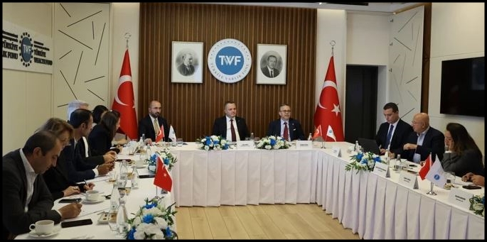Hzrslr's tweet photo. ÇAYKUR'dan Güzel Haber!

Türkiye Varlık Fonu Genel Müdürü Arda Ermut, ÇAYKUR’un TVF’ye devrinden sonra net kâra geçtiğini açıkladı.

Bu başarıda emeği geçen ÇAYKUR Genel Müdürü Sayın @Yusufziyaalim ve tüm ekibini tebrik ediyoruz.

@TurkiyeninCayi

https://t.co/WvxfMoAGjA https://t.co/bjGY1Tbmtk
