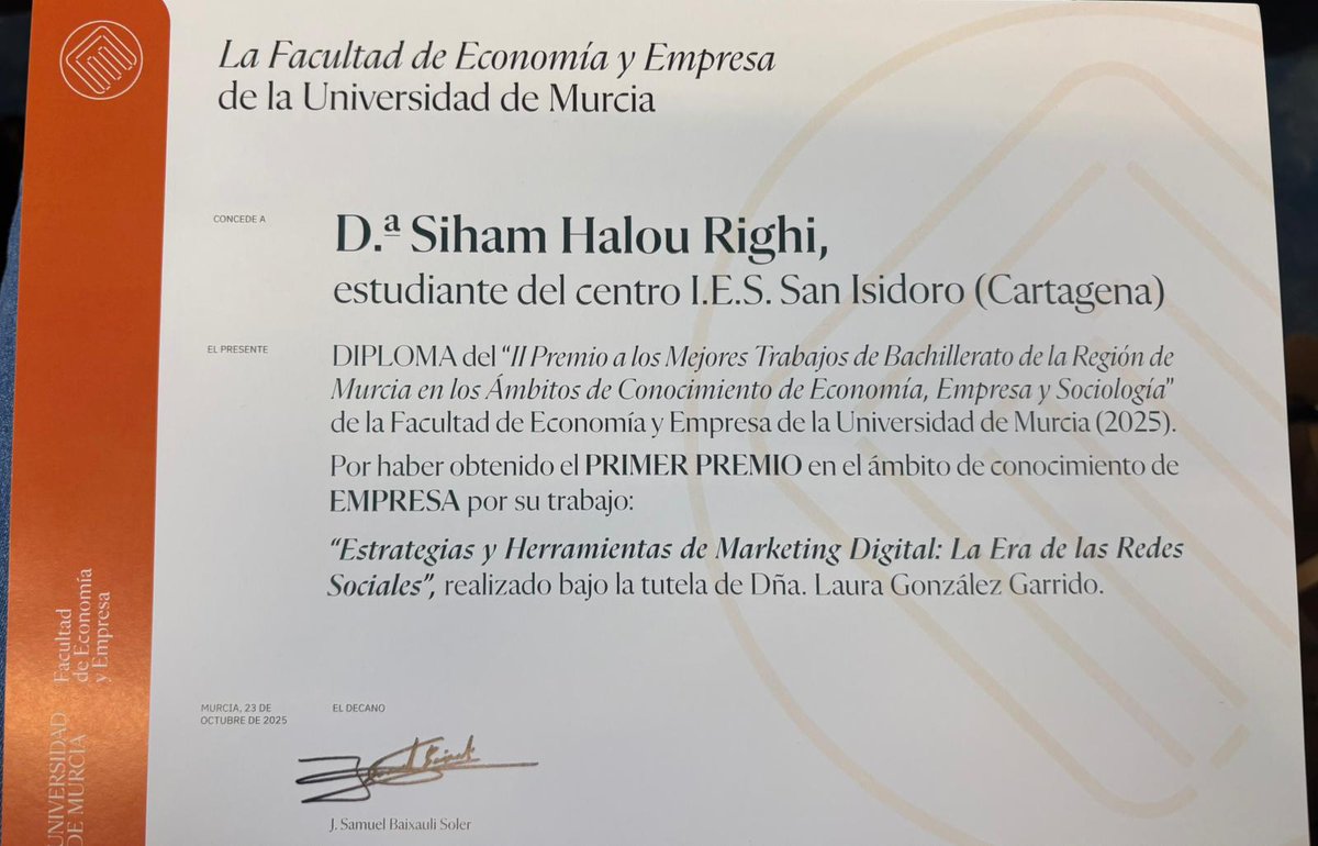 Nuestra exalumna Siham Halou, curso pasado terminó 2º de Bachillerato de Investigación, ha recibido el 1º Premio en el ámbito de Empresa de la Facultad de Economía (UMU) por su trabajo “Herramientas y estrategias en el marketing digital: la era de las redes sociales”.Enhorabuena!