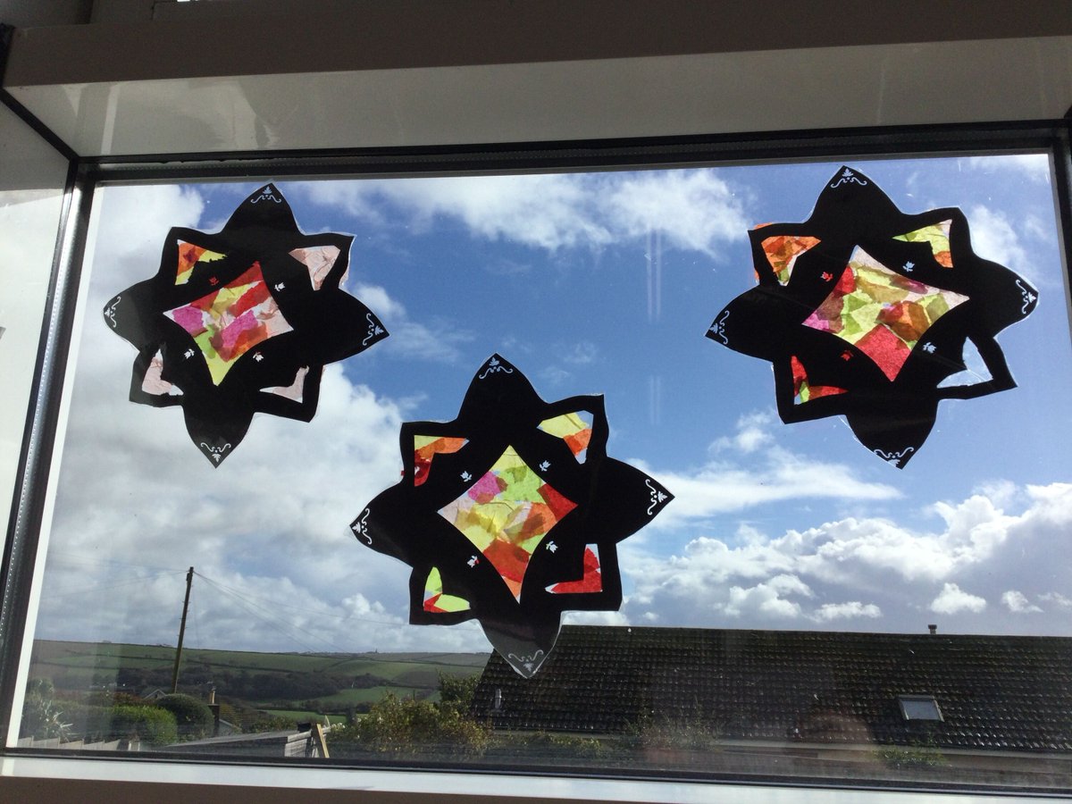 This week Steeple Cove Nursery have been celebrating Diwali, the Hindu Festival of light. Creating Rangoli patterns, decorating Diyas and making suncatchers with Mrs Shea from Tesco #diwali #suncatcher