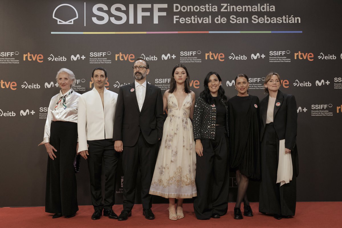 sansebastianfes's tweet photo. 🎟️ En cines - Zinemetan
🎞️ LOS DOMINGOS
@AlaudaRuiz ganó la #ConchaDeOro con esta historia sobre una joven brillante e idealista que siente una inesperada atracción por la vida contemplativa del convento de clausura.
#73SSIF Sección Oficial - Sail Ofiziala:
🏆 Concha de Oro / Urrezko Maskorra
🏆 Premio #Irizar al Cine Vasco / Euskal Zinemaren Saria
🏆 @PremiosFeroz Zinemaldia Saria
🏆 Premio @FIPRESCI Saria
🏆 Premio @SIGNIS Saria
#LosDomingos, klausura-komentuko kontenplazio-bizitzak erakarri egingo duen gazte aparteko eta idealista baten istorio honekin Alauda Ruiz de Azúak #UrrezkoMaskorra irabazi zuen.
