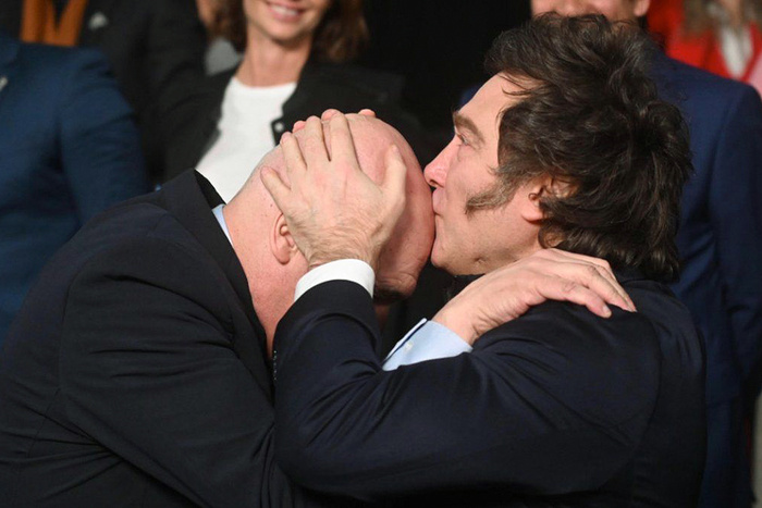 La secretaria, coimera. El candidato, narco. Un varón femicida unido al biógrafo del presidente y al recaudador de Faro. El congreso, "nido de ratas". Discapacitados, ancianos y minorías, material de descarte. El presidente, un charlatán.