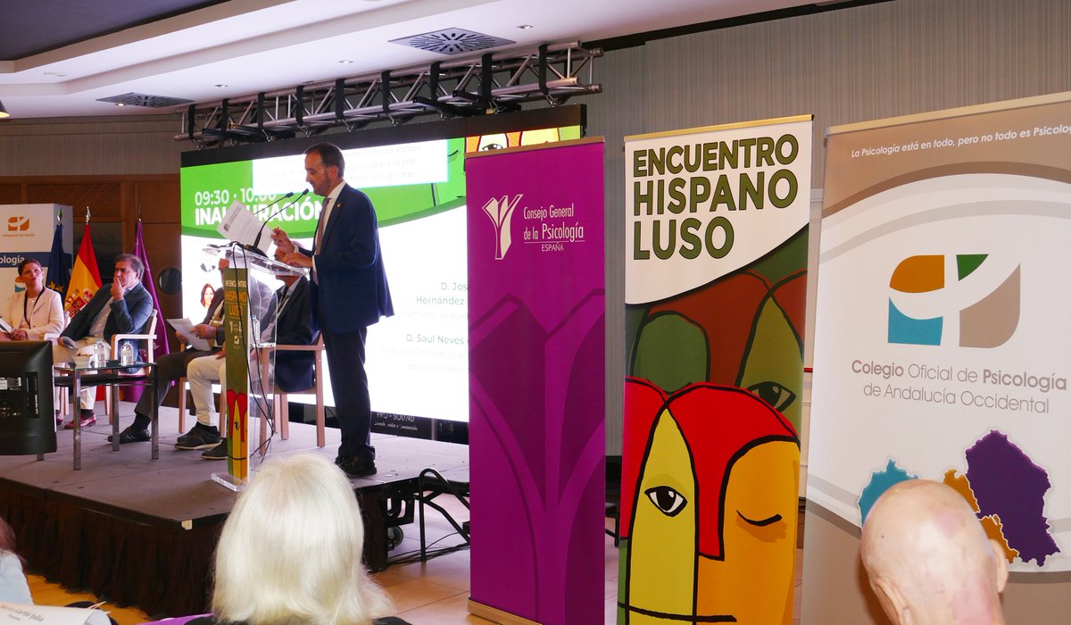 El decano de <a href="/COP_AO/">Ψ Psicología Andalucía Occidental Colegio Oficial</a> <a href="/PepeTenorio8/">Pepe Tenorio</a> da la bienvenida a la "Andalucía Atlántica que mira a occidente" a #Huelva #PuntaUmbría" a asistentes de Encuentro Hispano Luso centrado en la #IA #InteligenciaArtificial y sus dilemas éticos desde la #Psicología.
copao.es/noticias/cop-a…