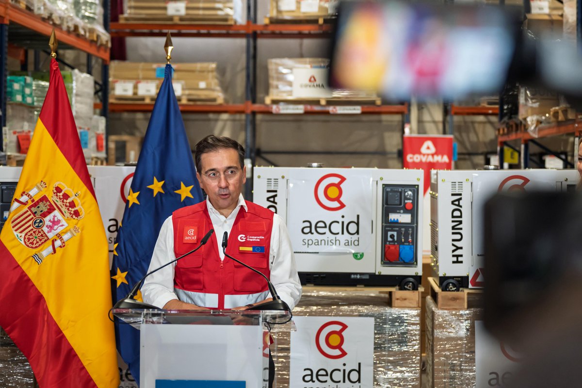 MAECgob's tweet photo. El ministro @jmalbares anuncia la entrega de España mediante @AECID_es de 70 generadores eléctricos a Ucrania para asegurar el suministro de energía durante el invierno.

España reitera su apoyo al pueblo ucraniano ante la ilegal e injusta agresión rusa. https://t.co/0w9QRR3xxW