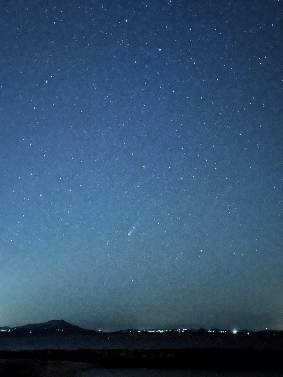 adonoan's tweet image. 今夜の彗星散歩2
スマホでも写る明るい彗星(と言っても3〜4等星)になりました
明日明後日は猟友会や地区の作業で手一杯なので画像処理は来週〜
#iphone14 #レモン彗星 #c2025a6 #星景