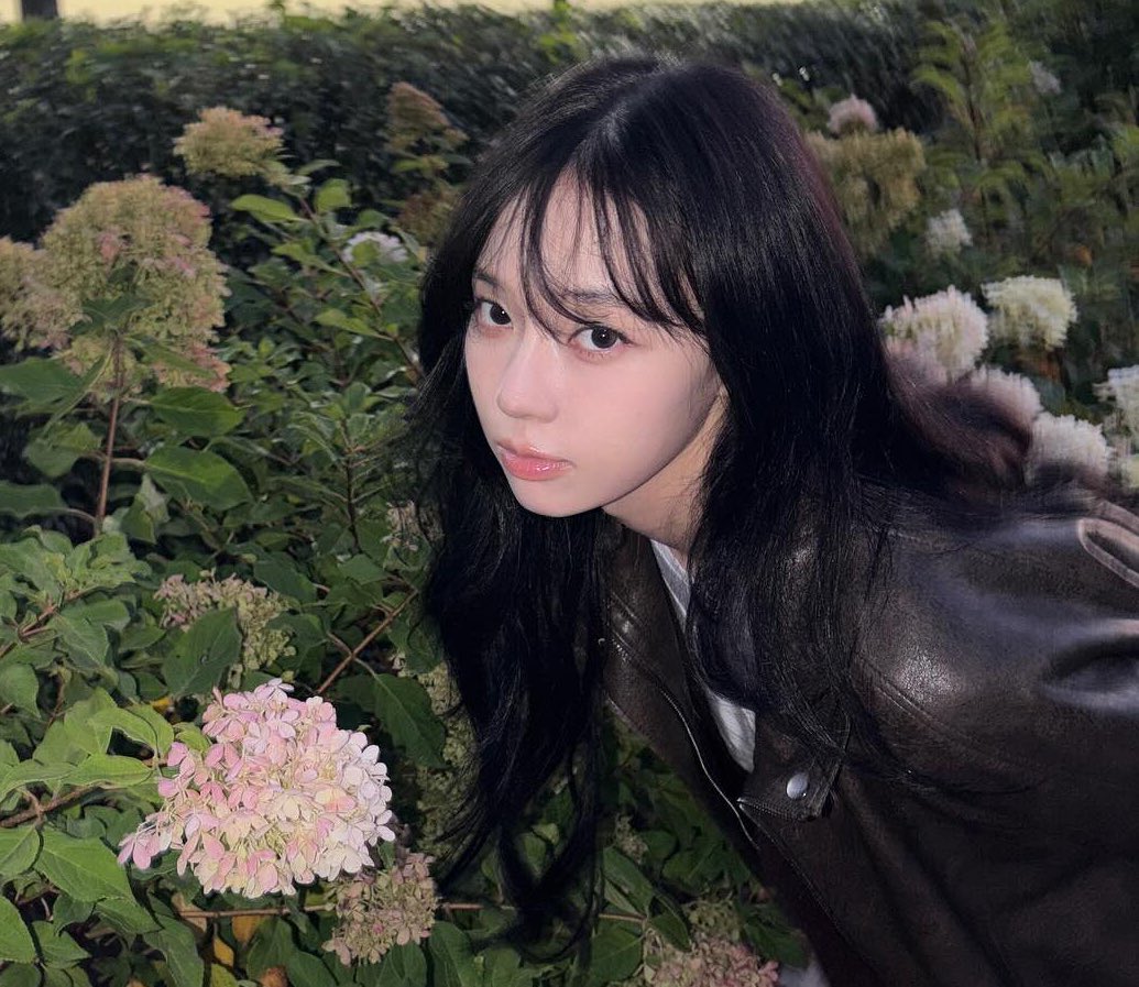 pretty girl and flowers 🤍