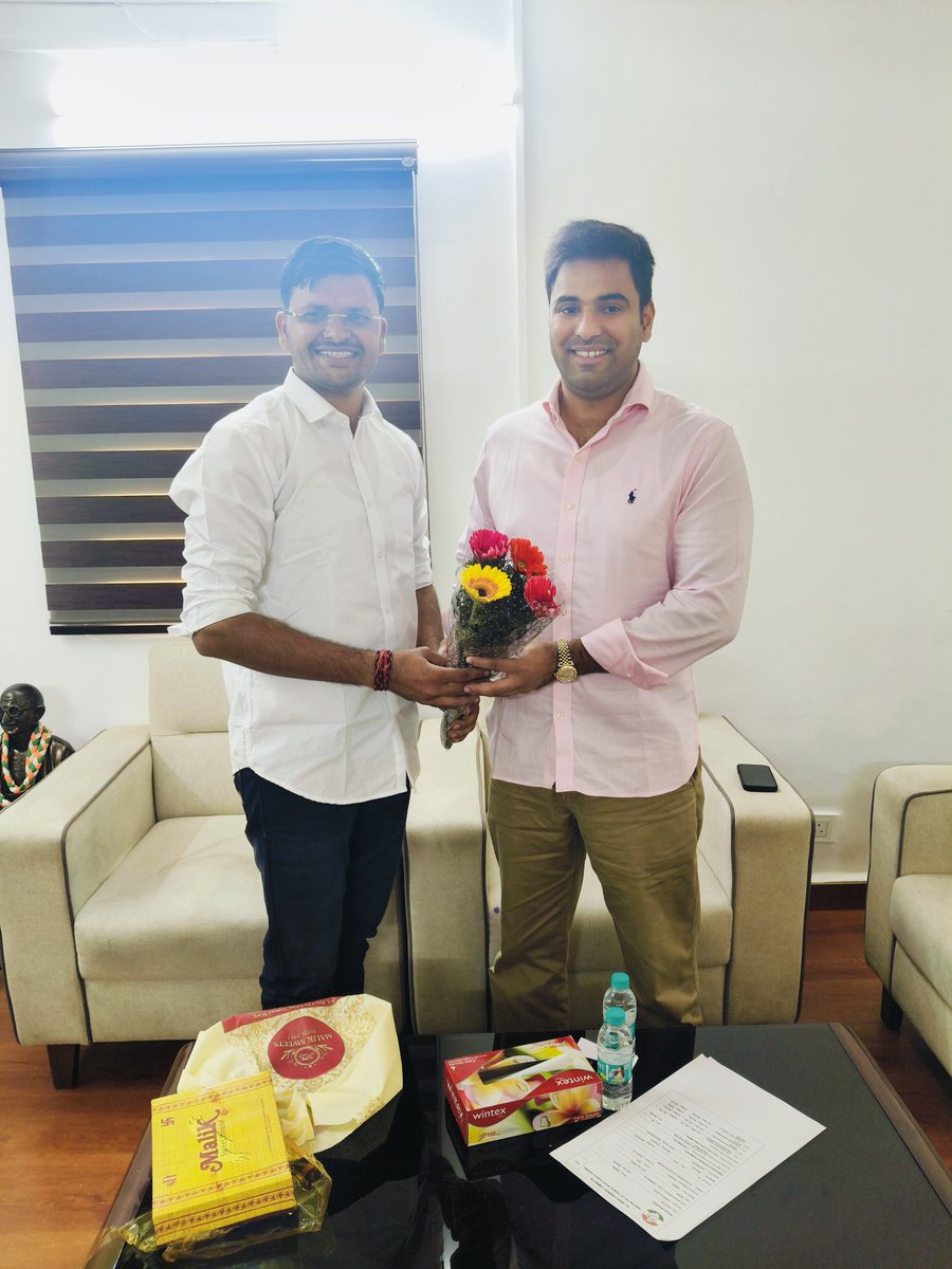 RohitashMeenaa's tweet image. आज नई दिल्ली में @nsui के राष्ट्रीय अध्यक्ष भैया श्री @varunchoudhary2 जी से सौजन्य मुलाकात की।
इस अवसर पर दीपावली की हार्दिक शुभकामनाएं दीं एवं संगठन की भावी रणनीति पर भी सार्थक चर्चा हुई।
🙏✨
#NSUI #HappyDiwali #YouthPower #VarunChaudhary