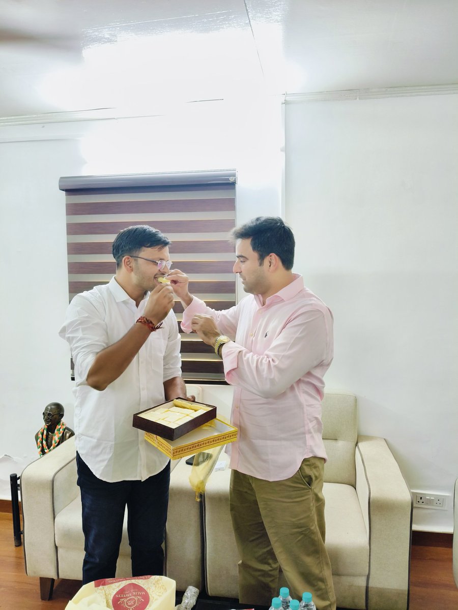 RohitashMeenaa's tweet image. आज नई दिल्ली में @nsui के राष्ट्रीय अध्यक्ष भैया श्री @varunchoudhary2 जी से सौजन्य मुलाकात की।
इस अवसर पर दीपावली की हार्दिक शुभकामनाएं दीं एवं संगठन की भावी रणनीति पर भी सार्थक चर्चा हुई।
🙏✨
#NSUI #HappyDiwali #YouthPower #VarunChaudhary