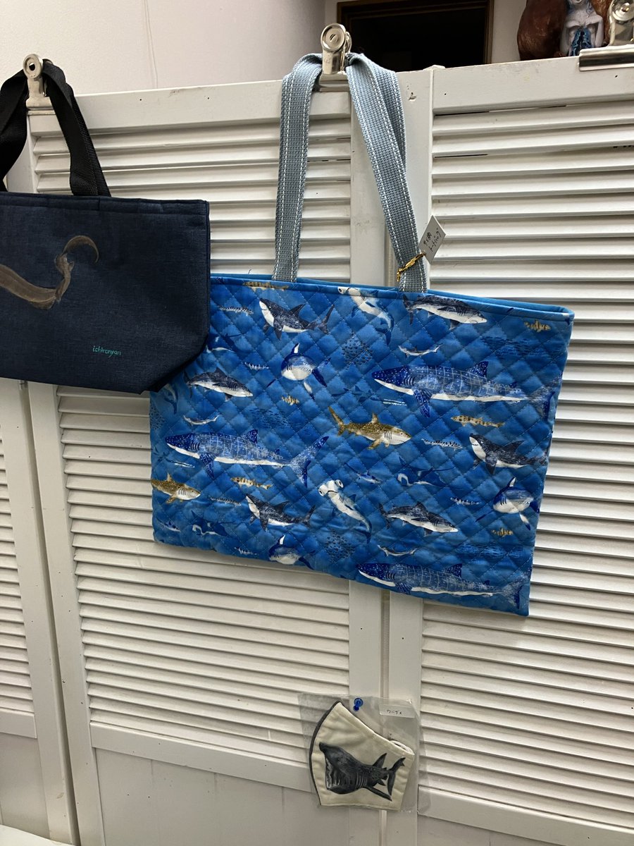 【サメ展THE DEEP 4】本日も無事終了致しました。いらして頂いたお客様有難うございました。いよいよ後2日、明日も12:00〜19:00で開催。『ピックアップ作品』色々サメモチーフの作品達。#ギャラリーharu #サメ展THE DEEP 4 #色々サメ #ichironyan #Lavca.m #けいこっとん