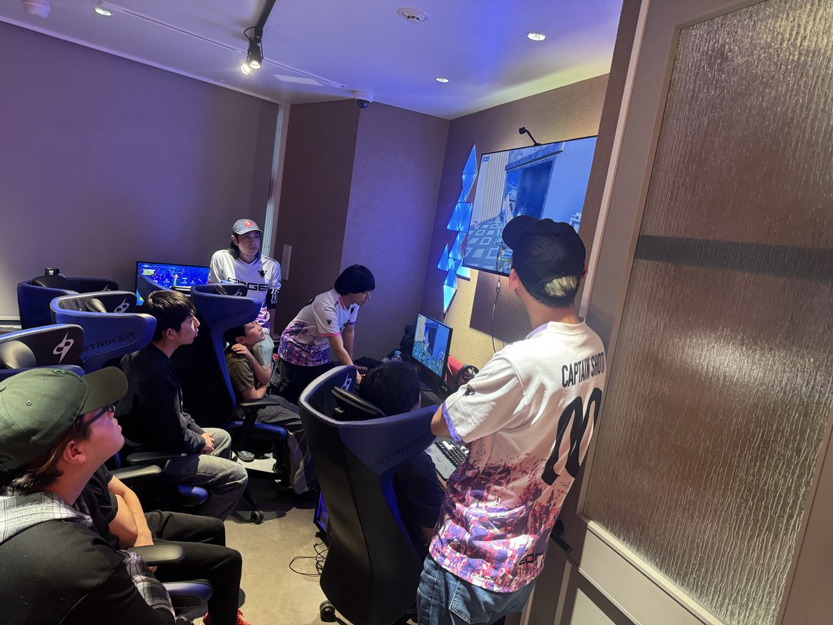 EDGE_CPT's tweet image. ⚡️EDGEアカデミー⚡️

本日、競技授業を行いました！
クリエを使用して、
自分のプレイングにおける課題を見つけ、

プロのリプレイを
EDGEるい @Ruisana_ が丁寧に解説！

参加した生徒の皆様は満足の表情を
浮かべておりました😊

ご参加いただき、ありがとうございました⚡️

#EDGEを超えろ