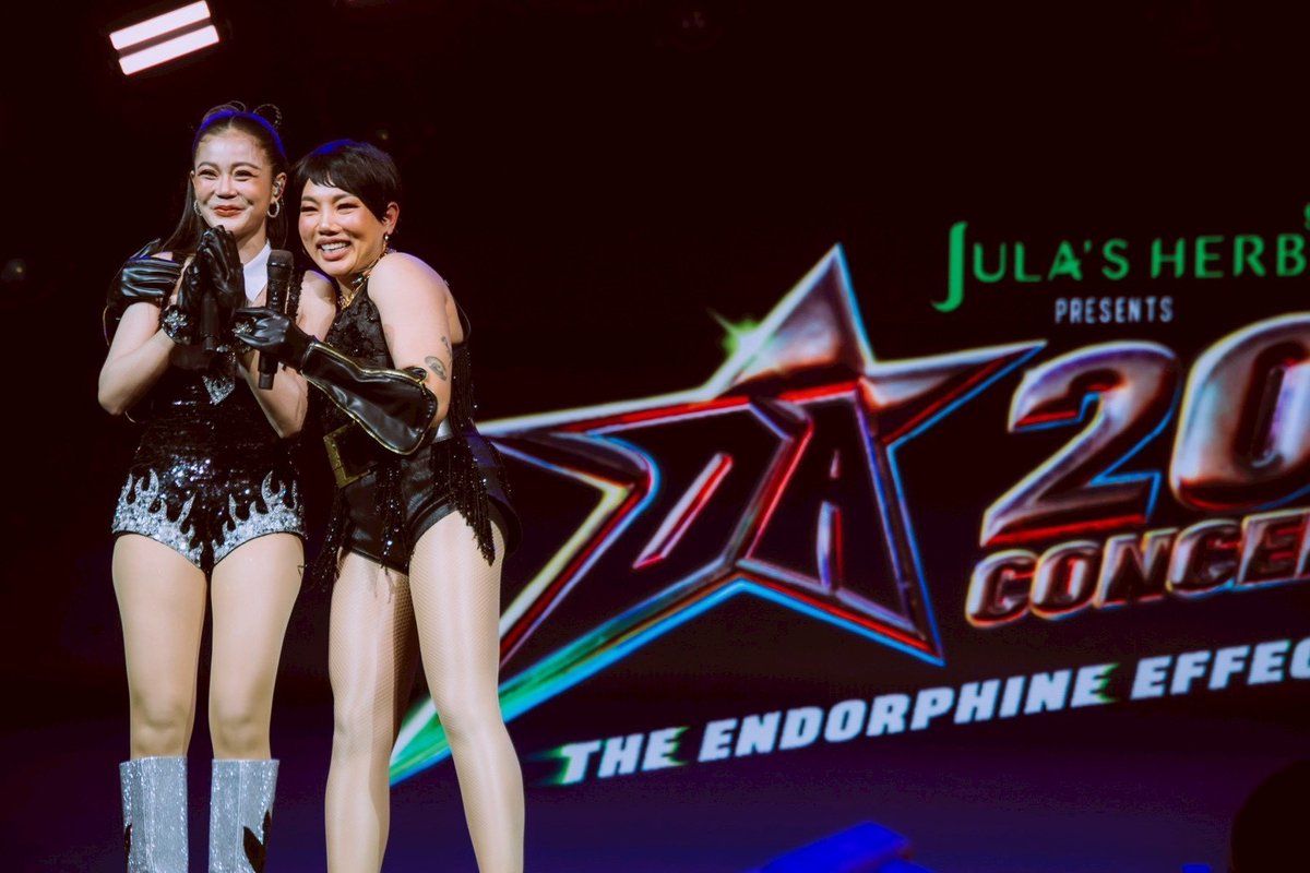 BrickinfoReport's tweet image. &quot;ดา เอ็นโดรฟิน&quot; จัดเต็ม DA20th CONCERT “THE ENDORPHINE EFFECT” ฉลอง 20 ปี พร้อมแขกรับเชิญเซอร์ไพรส์ และมอบรายได้ช่วย &quot;มูลนิธิเพื่อนหญิง&quot;

👉  brickinfotv.com/entertainment/…

#JulasHerbxDa20Concert #TheEndorphineEffect #ดาเพื่อนสนิทกลับมาแล้ว #คอนครบครอบ20ปีดาเอ็นโดรฟิน #NONTTANONT…