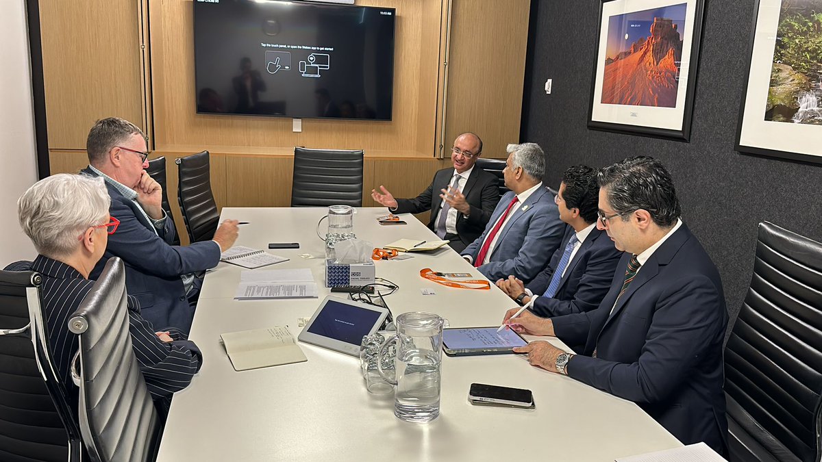 Federal Minister for Energy <a href="/AliPervaiz450/">Ali Pervaiz Malik</a> met with NSW Minister for Climate Change, Energy, Environment &amp; Heritage <a href="/PennySharpemlc/">Penny Sharpe</a> to discuss collaboration in renewable energy, resource development &amp; climate resilience. 🇵🇰🇦🇺
<a href="/ForeignOfficePk/">Ministry of Foreign Affairs - Pakistan</a>