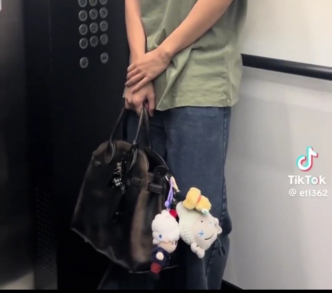ฟิตเช้คนนนกรภัทร์ผมให้เลย friend of coach สะพายปาเก๋า ห้อยลูกเนค ห้อยหลวงเจ้ ท่านนับถือจริงๆน่ะ หล่อแบบมีสไตล์ตุวเอง55555555555555555556555556555665555555555555