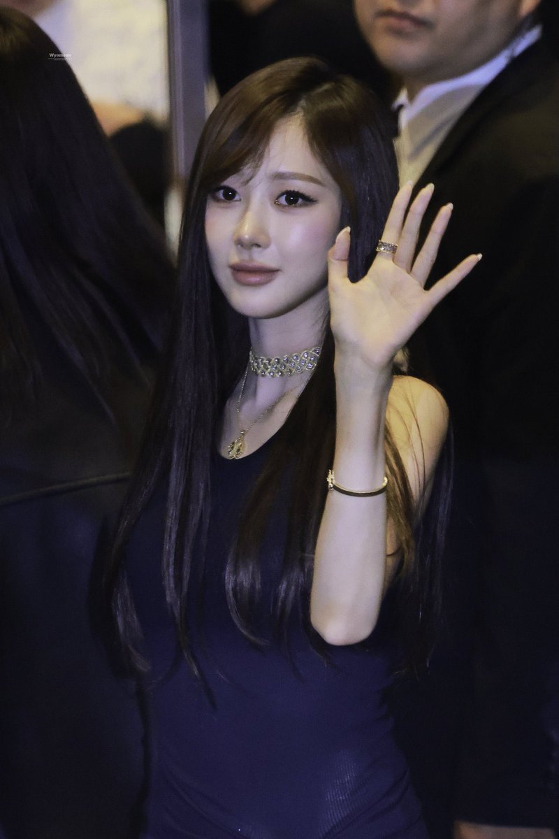 สภาพของคนที่ติ่งเกาหลีบอกว่านางเมาแอ๋ นี่นะคะ รูปตอนนางเดินออกจากงานมาขึ้นรถเองไม่มีใครแบกเหมือนที่พวกมึงแต่งขึ้นเนอะ กรุณาซูมดูตาได้เลยตามสบาย