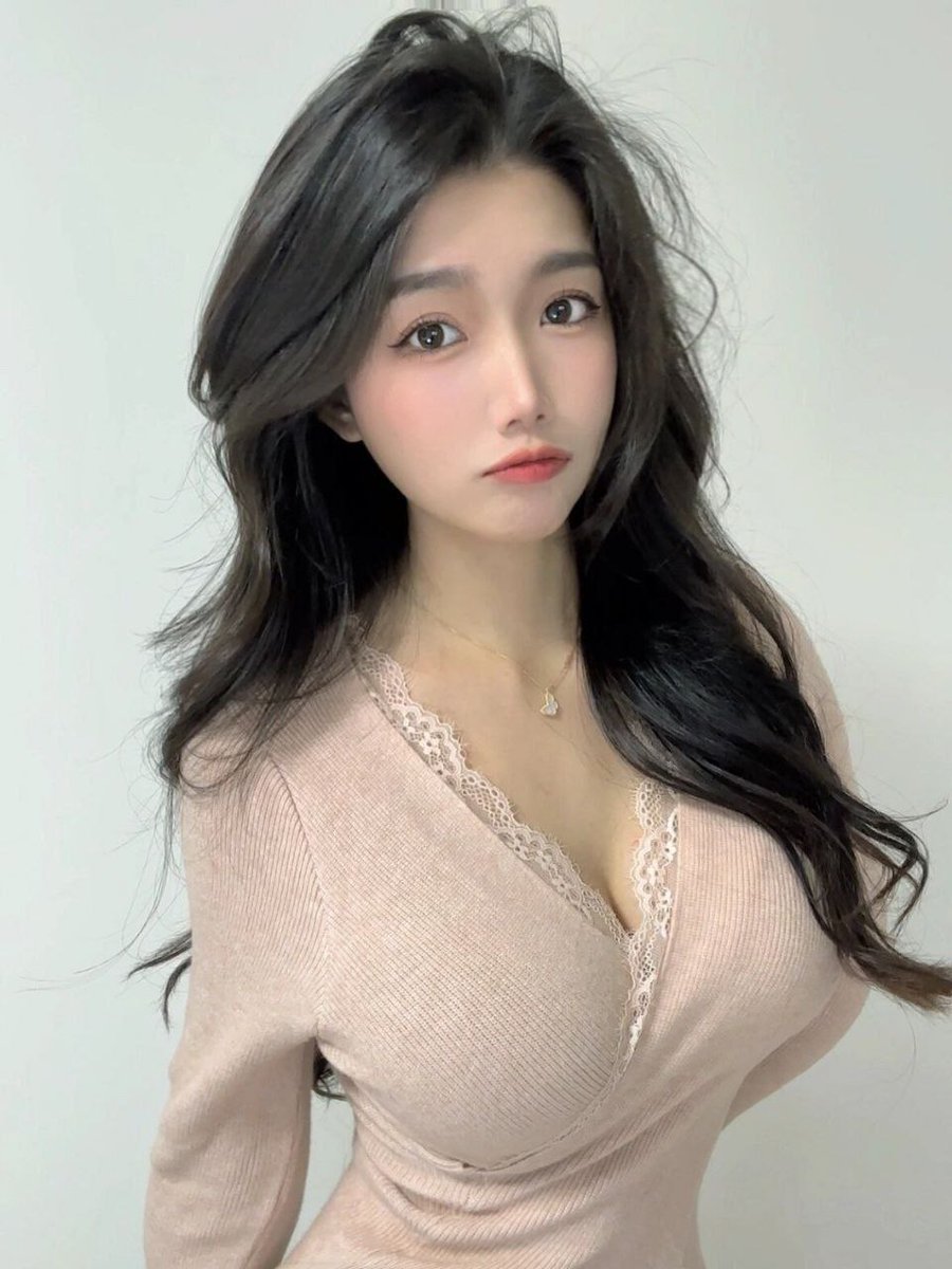 我這反差母狗，最愛那雞巴套子的滋味。
被主人玩弄，射屏上滿是精液，我就是他的性奴，沉迷在這羞恥的快感中。
#Wataa #NTR #人妻