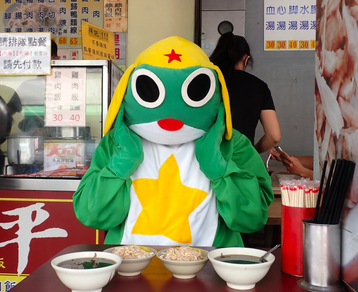 Keroro_3's tweet photo. 中午離開安平古堡後已經下午1點多了,Keroro又來 安平109雞肉飯 https://t.co/P1vwLuTPO4 吃午餐,這裡有很多物美價廉的小吃,這次點了2碗雞肉飯、1碗鴨心湯、1碗下水湯
#安平109雞肉飯 #雞肉飯 #安平 #Anping #台南 #Tainan #Taiwan #Keroro #Keroro軍曹 #ケロロ軍曹 #KeroroGunso #SgtFrog #cosplay https://t.co/jkDXuXNwve