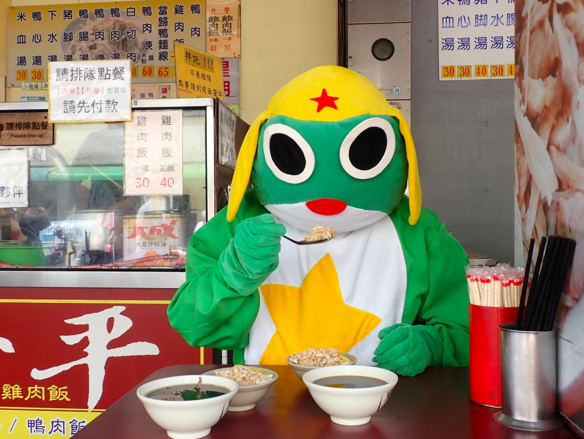 Keroro_3's tweet photo. 中午離開安平古堡後已經下午1點多了,Keroro又來 安平109雞肉飯 https://t.co/P1vwLuTPO4 吃午餐,這裡有很多物美價廉的小吃,這次點了2碗雞肉飯、1碗鴨心湯、1碗下水湯
#安平109雞肉飯 #雞肉飯 #安平 #Anping #台南 #Tainan #Taiwan #Keroro #Keroro軍曹 #ケロロ軍曹 #KeroroGunso #SgtFrog #cosplay https://t.co/jkDXuXNwve