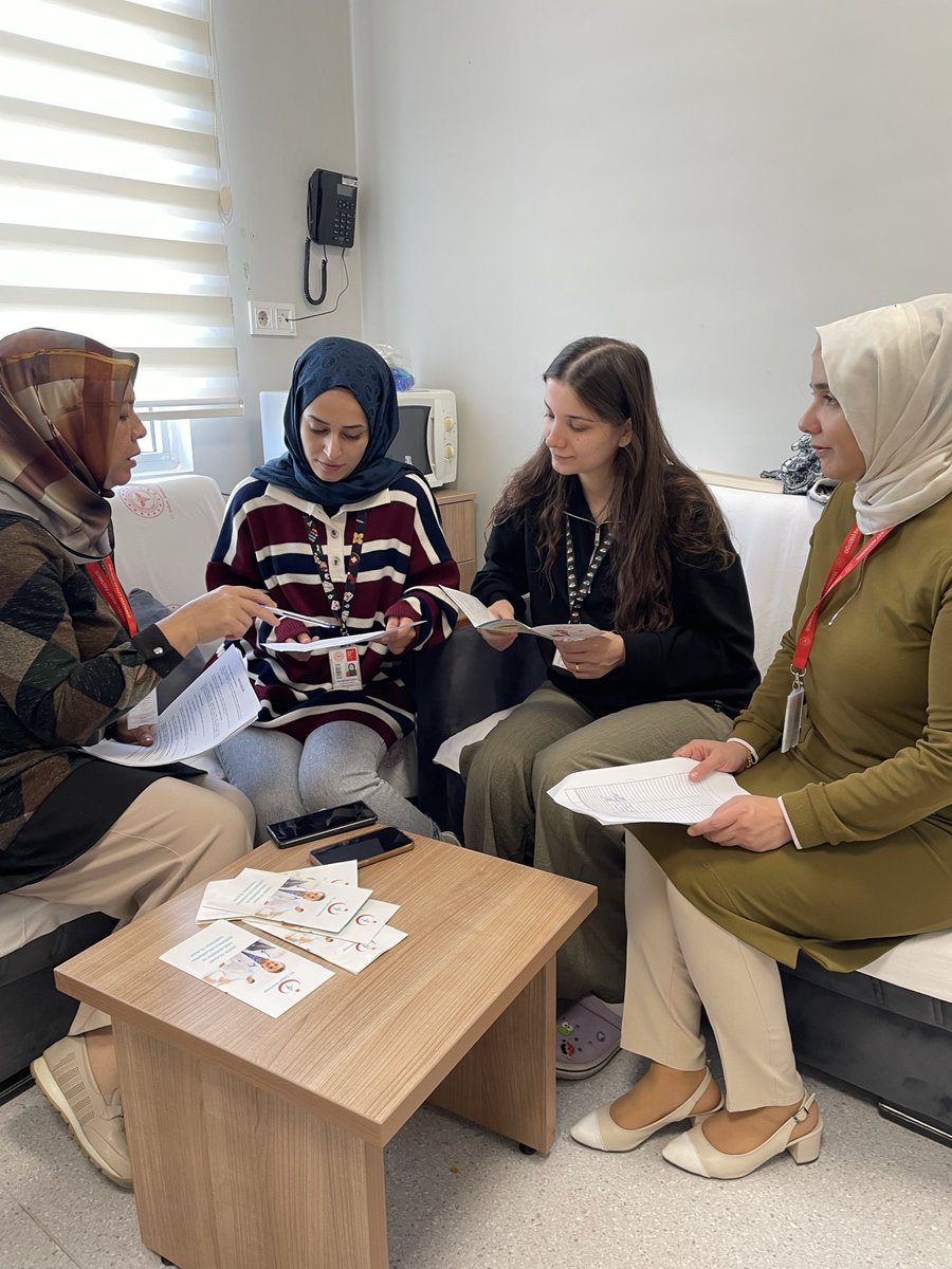 Hastanemizde “26 Ekim Hasta Hakları Günü” dolayısıyla Hasta Hakları Birim sorumlusu ve Eğitim Hemşiresi ile birlikte “Hasta Hakları Yönetmeliğinin” ilgili maddeleri doğrultusunda hazırlanan bilgilendirme broşürleri dağıtılarak hastane personellerimize bilgilendirme yapıldı.