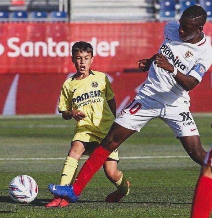 Davidmr20's tweet photo. Si sacas la foto entera sabrás por qué ese niño del Villarreal no volvió a jugar al fútbol.
La carretera de Utrera y sus valores. https://t.co/T5qzvDvhcQ