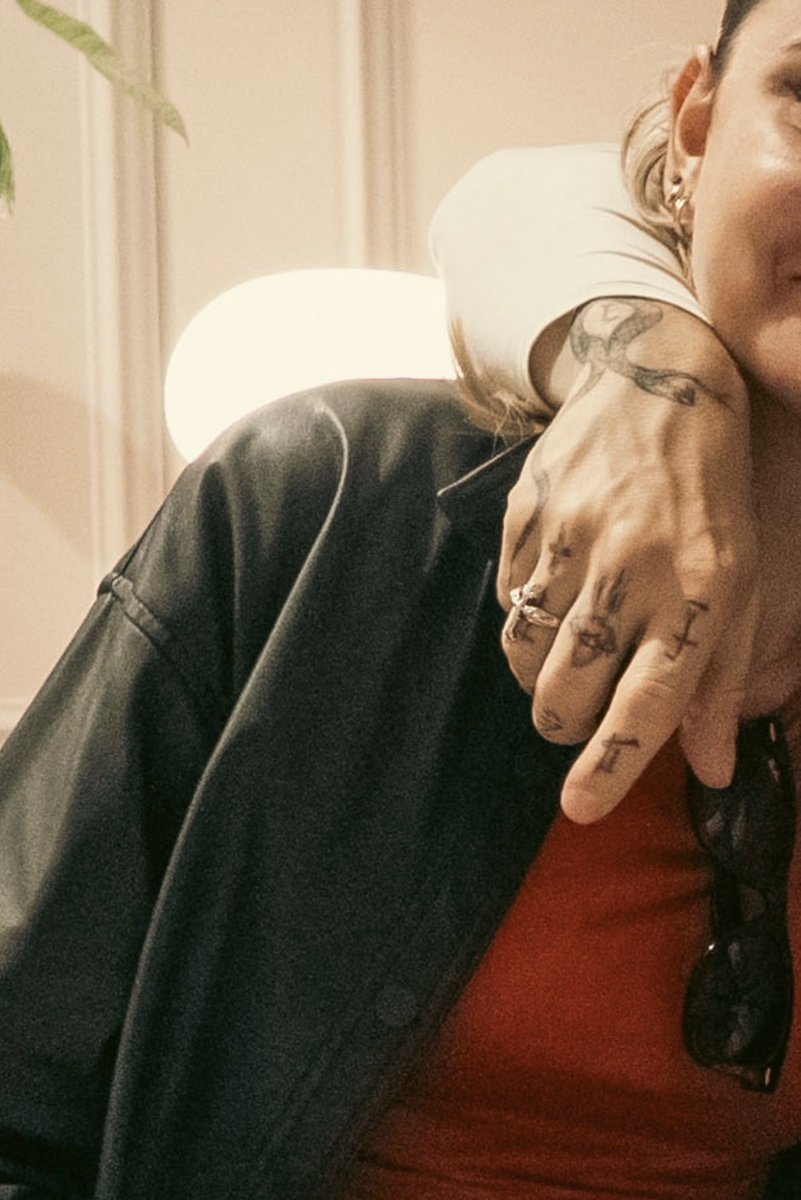 iramina_0's tweet photo. la sua mano intorno al mio collo🥹 #iramaplume #irama https://t.co/S2VuGBG5bB