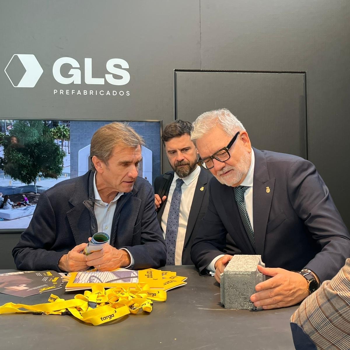 GLS_1964's tweet photo. Ayer concluyó #Municipalia2025, donde presentamos pavimentos técnicos y arquitectónicos con Targa y mobiliario urbano sostenible e innovador con Magourban.
Agradecemos la visita de @flarrosa , alcalde de @paerialleida , interesado en nuestras soluciones urbanas.
#ciudades #diseño https://t.co/dMrvqI7EqG