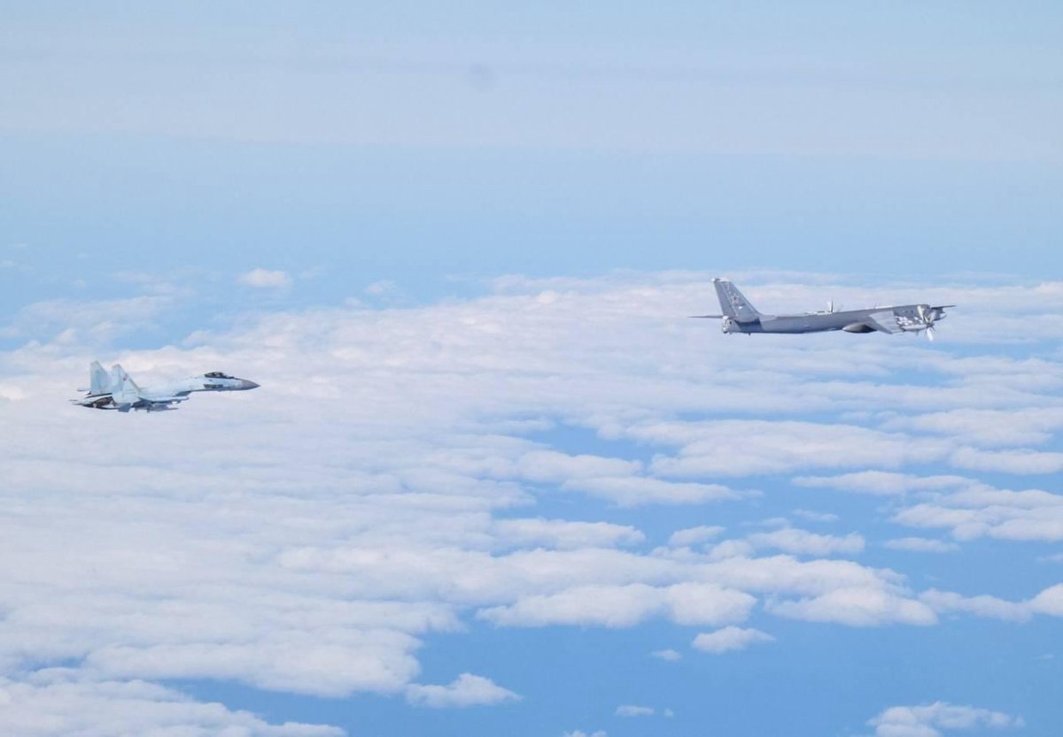 shinjirokoiz's tweet image. 本日、日本海に飛来したロシアの爆撃機・戦闘機に対し、航空自衛隊の戦闘機がスクランブル発進しました。飛来したTu-95は核兵器を搭載可能な戦略爆撃機、Su-35はウクライナ侵略にも使われている多用途戦闘機です。ロシアは、ウクライナ侵略を行いつつ、我が国周辺でも日常的に活発な軍事活動を行ってい…