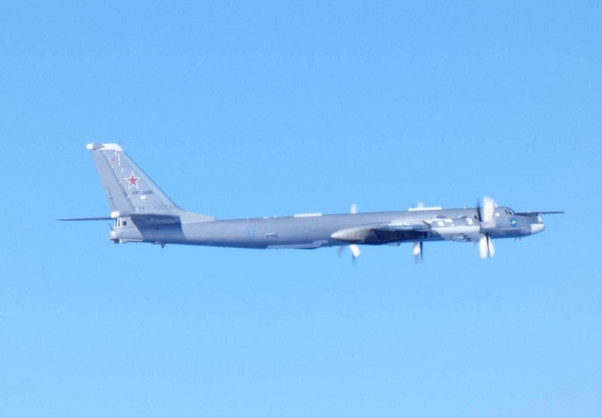 shinjirokoiz's tweet image. 本日、日本海に飛来したロシアの爆撃機・戦闘機に対し、航空自衛隊の戦闘機がスクランブル発進しました。飛来したTu-95は核兵器を搭載可能な戦略爆撃機、Su-35はウクライナ侵略にも使われている多用途戦闘機です。ロシアは、ウクライナ侵略を行いつつ、我が国周辺でも日常的に活発な軍事活動を行ってい…