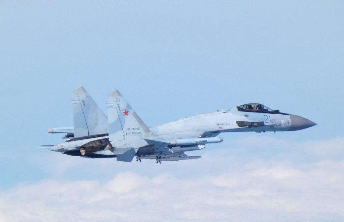 shinjirokoiz's tweet image. 本日、日本海に飛来したロシアの爆撃機・戦闘機に対し、航空自衛隊の戦闘機がスクランブル発進しました。飛来したTu-95は核兵器を搭載可能な戦略爆撃機、Su-35はウクライナ侵略にも使われている多用途戦闘機です。ロシアは、ウクライナ侵略を行いつつ、我が国周辺でも日常的に活発な軍事活動を行ってい…