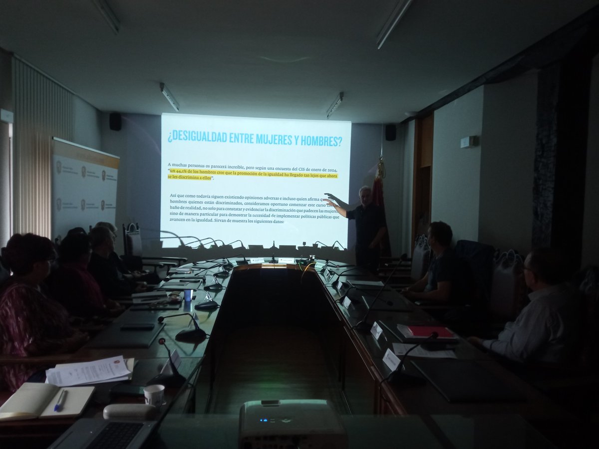 Kontratazioetan genero-berdintasunerako klausulak txertatzeko prozedura landu du Udalak, eta formakuntza jaso dute teknikari eta ordezkari politikoek gaian aditua den Santiago Lesmesen eskutik.