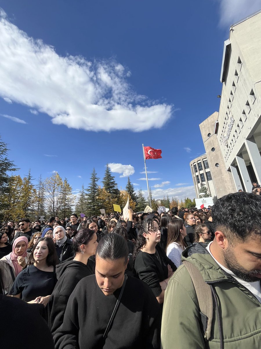 ZaferOdgan's tweet photo. Erciyes Üniversitesi’nde Kadın Cinayeti Sonrası Eylem: Öğrenciler ve Akademisyenler Rektörlük Önünde Toplandı.
#erciyesüniversitesi
#kadıncinayeti
#durde https://t.co/poJT1LFiWa