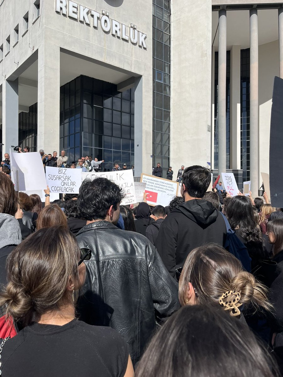 ZaferOdgan's tweet photo. Erciyes Üniversitesi’nde Kadın Cinayeti Sonrası Eylem: Öğrenciler ve Akademisyenler Rektörlük Önünde Toplandı.
#erciyesüniversitesi
#kadıncinayeti
#durde https://t.co/poJT1LFiWa