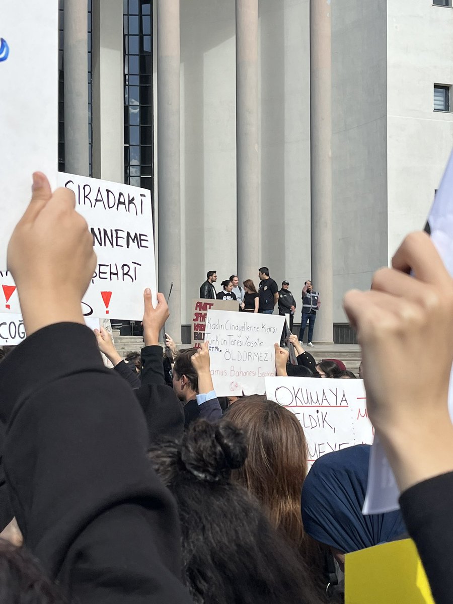 ZaferOdgan's tweet photo. Erciyes Üniversitesi’nde Kadın Cinayeti Sonrası Eylem: Öğrenciler ve Akademisyenler Rektörlük Önünde Toplandı.
#erciyesüniversitesi
#kadıncinayeti
#durde https://t.co/poJT1LFiWa