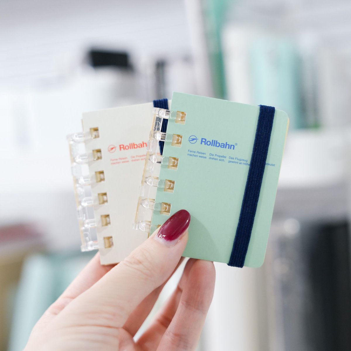 monito_mico's tweet image. ロルバーンミクロを待望のルーズリーフ化した✌️中にシール貼ると厚みが出るから、用紙減らせるだけでも助かる。ちなみに6穴のルーズリングを探しまくっていたんだけどノートについてるの見つけてリングだけもぎ取った