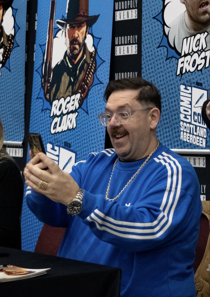 Mastering the art of the selfie is an essential con skill, demonstrated by the amazing Nick Frost.

📸Robyn McDiarmid
#comicconscotlandaberdeen #monopolyevents