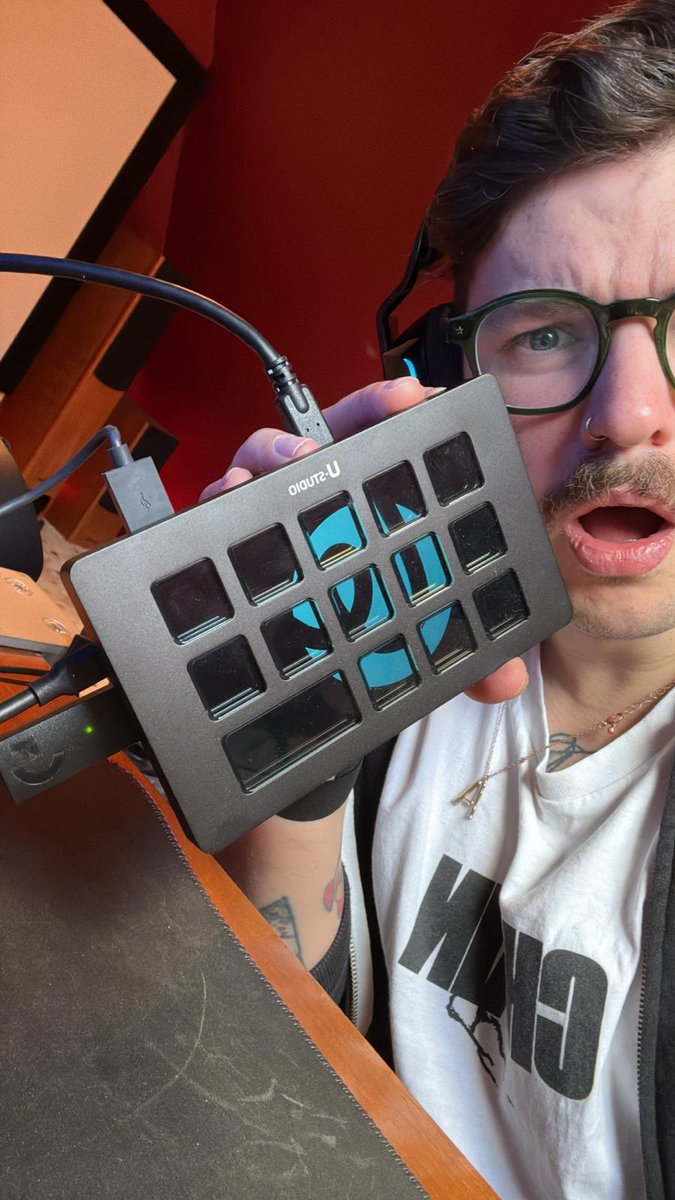 xTwoShoes tweet media