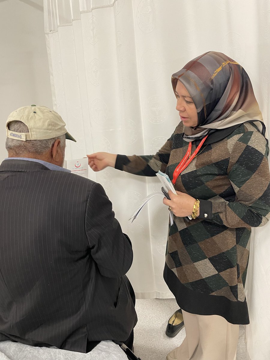 Hastanemizde “26 Ekim Hasta Hakları Günü” dolayısıyla Hasta Hakları Birim sorumlusu ve Eğitim Hemşiresi ile birlikte “Hasta Hakları Yönetmeliğinin” ilgili maddeleri doğrultusunda hazırlanan bilgilendirme broşürleri dağıtılarak hasta ve hasta yakınlarınabilgilendirme yapıldı