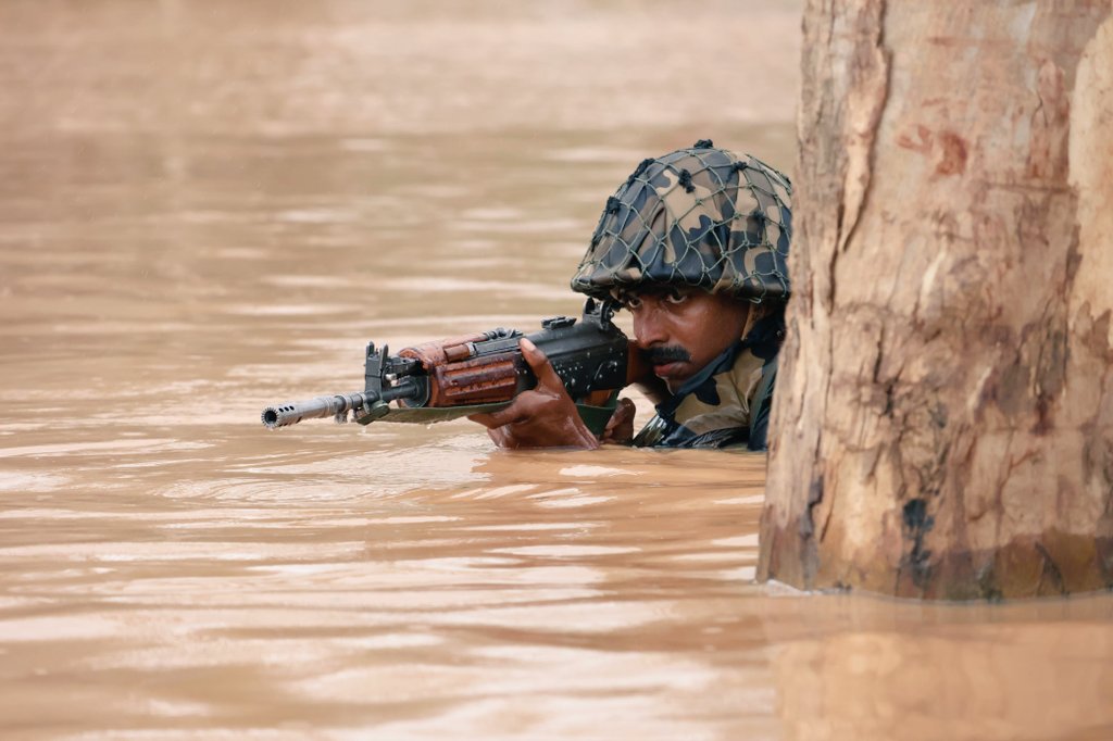stcbsfbangalore's tweet image. सीमा सुरक्षा बल - सर्वदा सतर्क    
&quot;Patience is key both in training and operations&quot;

Kerala Thunderbolt commandoes undergoing Training at CIATS(Counter Insurgency and Anti Terrorism School) , STC BSF Bangalore

जीवनपर्यन्तकर्त्तव्य

@BSF_India
@BSF_ANO_Command