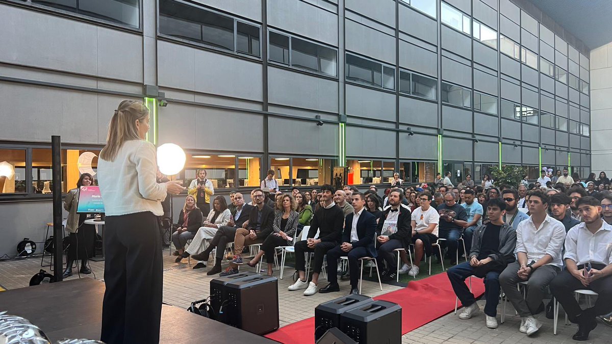 tic's tweet image. 📍 La SPD @mariagalindogd, a la graduació dels 80 estudiants de la 4a edició del campus de programació @42BarcelonaFTef:

🗣️ &quot;Necessitem atreure talent i capacitar-lo perquè es pugui desenvolupar al sector digital. 42 és un model d&apos;èxit consolidat per assolir aquesta capacitació&quot;