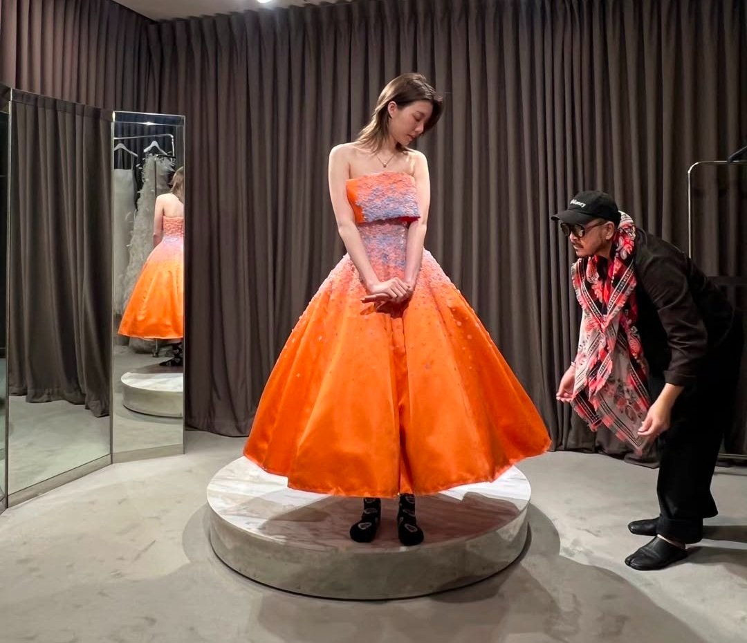 Orm fitting the customized dress 😭🥹 the little socks kkkk

ORM CENTRAL CHIDLOM ANN
#CentralAnniversaryxOrm
#Ormkornnaphat #ออมกรณ์นภัส
