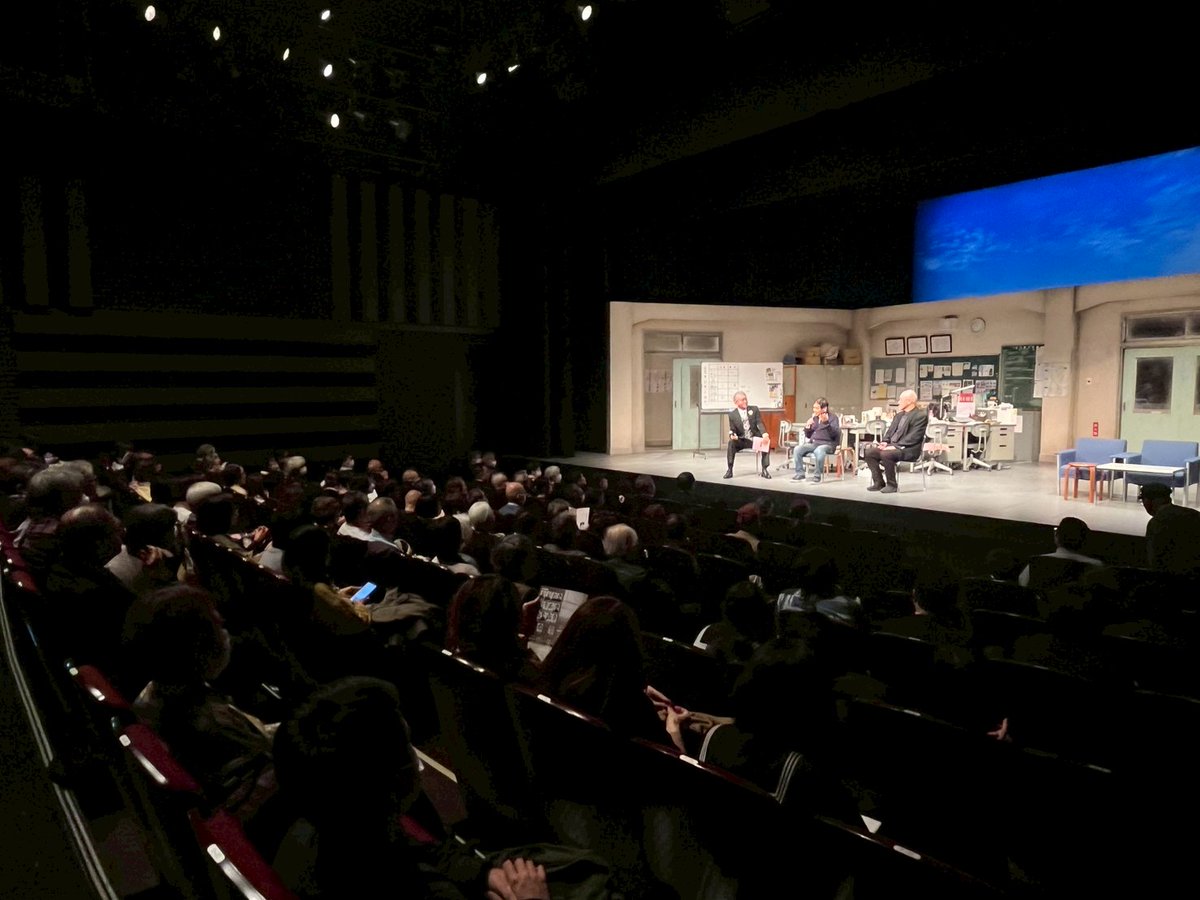 bunkaza226's tweet photo. 本日は終演後 #西川信廣 氏と #畑澤聖悟 氏によるアフタートークがございました。
作品への想いやここだけの秘話など、大盛上がりでした！

そして『蛍の光、窓のイージス』も残り２ステージ。
お席まだご用意できます、お気軽にお問い合わせ下さい‼️

#文化座   #イージスアショア #あうるすぽっと https://t.co/0alBC0QNdy