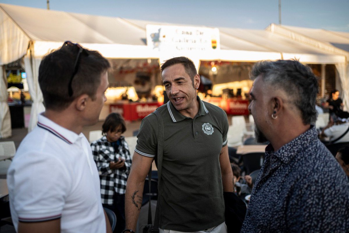 Hace hoy un año que Errejón dejó la política tras las acusaciones de comportamientos machistas difundidas por denuncias anónimas en el Instagram de Cristina Fallarás. En la foto, con Loreto Arenillas y Emilio Delgado en las fiestas de Alcorcón, septiembre de 2024, un mes antes.🧵