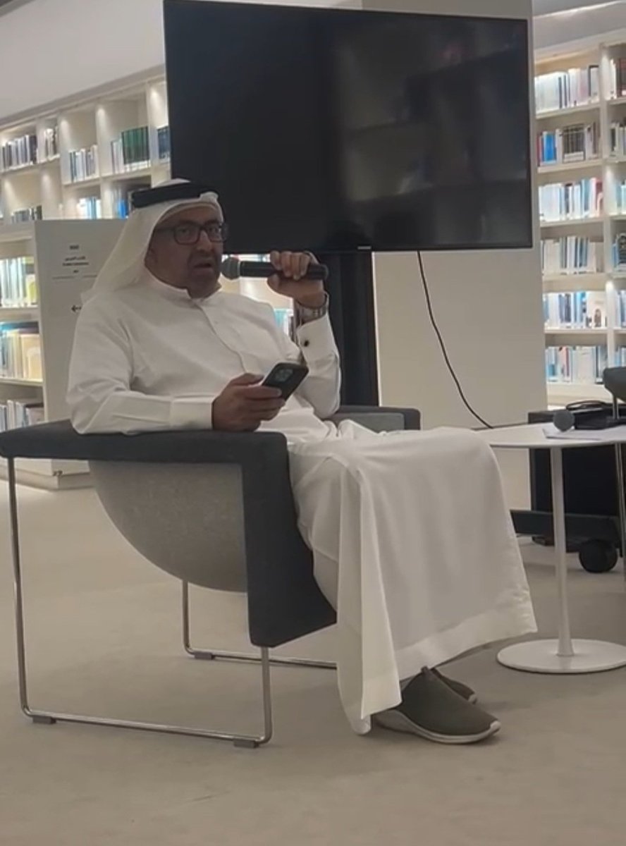 أقام بيت السرد في مكتبة اثراء مناقشة رواية (الأفق الأعلى) أمسية ثرية محمّلة بالقراءات العميقة، والتحليل النقدي المتنوع، من أعضاء بيت السرد.
رواية جميلة تتناول بعمق مواضيع واسعة من العلاقات الأسرية والعاطفية، ودور المجتمع في تشكيل أدوار الأفراد، وغياب الحب والعاطفة من حياتهم..