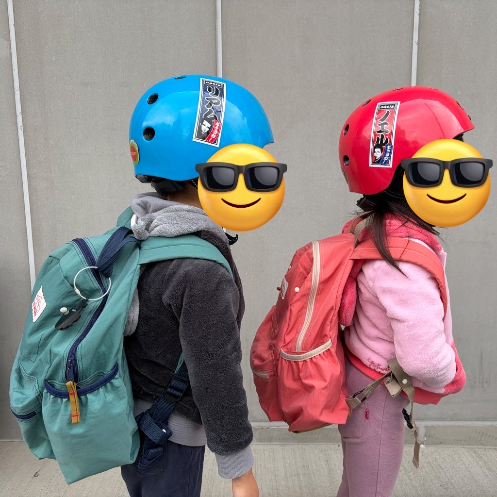 双子のヘルメットにギャラガー千社札ステッカー
#oasislive25 #Oasis