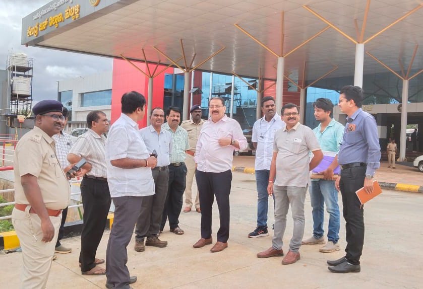 nw_krtc's tweet photo. ಇಂದು ವಾಕರಸಾ, ಸಂಸ್ಥೆಯ ಮಾನ್ಯ ಉಪಾಧ್ಯಕ್ಷರಾದ ಶ್ರೀ ಸುನೀಲ್ ಹನಮಣ್ಣವರ ಹುಬ್ಬಳ್ಳಿ ಗೋಕುಲ ರಸ್ತೆ ಕೇಂದ್ರ ಬಸ್ ನಿಲ್ದಾಣದ ನವೀಕರಣ ಕಾಮಗಾರಿಯನ್ನು ಪರಿವೀಕ್ಷಣೆ ಮಾಡಿದರು ಈ ಸಂಧರ್ಭದಲ್ಲಿ ಮುಖ್ಯ ಕಾಮಗಾರಿ ಅಭಿಯಂತರು, ಹುಬ್ಬಳ್ಳಿ ಗ್ರಾ-ವಿಭಾಗದ ನಿಯಂತ್ರಣಾಧಿಕಾರಿಗಳು ಹಾಗೂ ಸಂಸ್ಥೆಯ ಅಧಿಕಾರಿಗಳು ಉಪಸ್ಥಿತರಿದ್ದರು.
#bustand #Bus https://t.co/ciBZSYKBgq