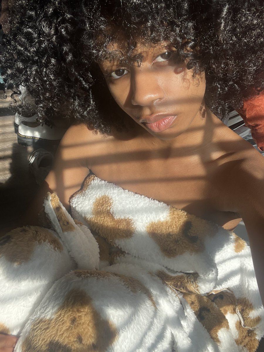 fliirtyflo's tweet image. sunny morning selfie in my fav pjs