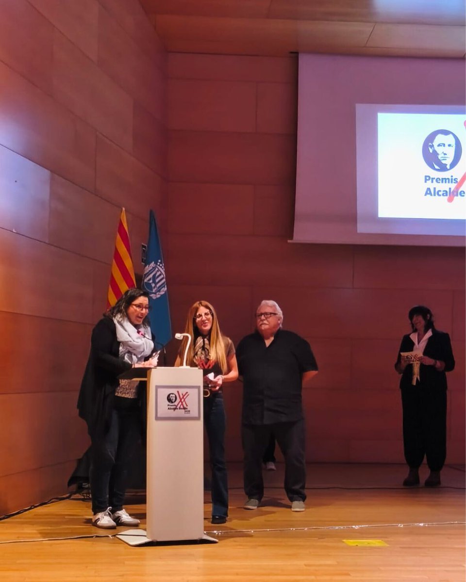 👏 Celebrem amb molta alegria i emoció haver rebut el Premi a l'entitat dels Premis Alcalde Boada (<a href="/ErcGramenet/">ERC Gramenet</a>) de la ciutat de Santa Coloma de Gramenet, al costat de l'Emiliana Salinas i en Raül Romeva. 

Enhorabona i moltes gràcies! 💛
<a href="/cinfants_stco/">Casal dels Infants de Santa Coloma</a>