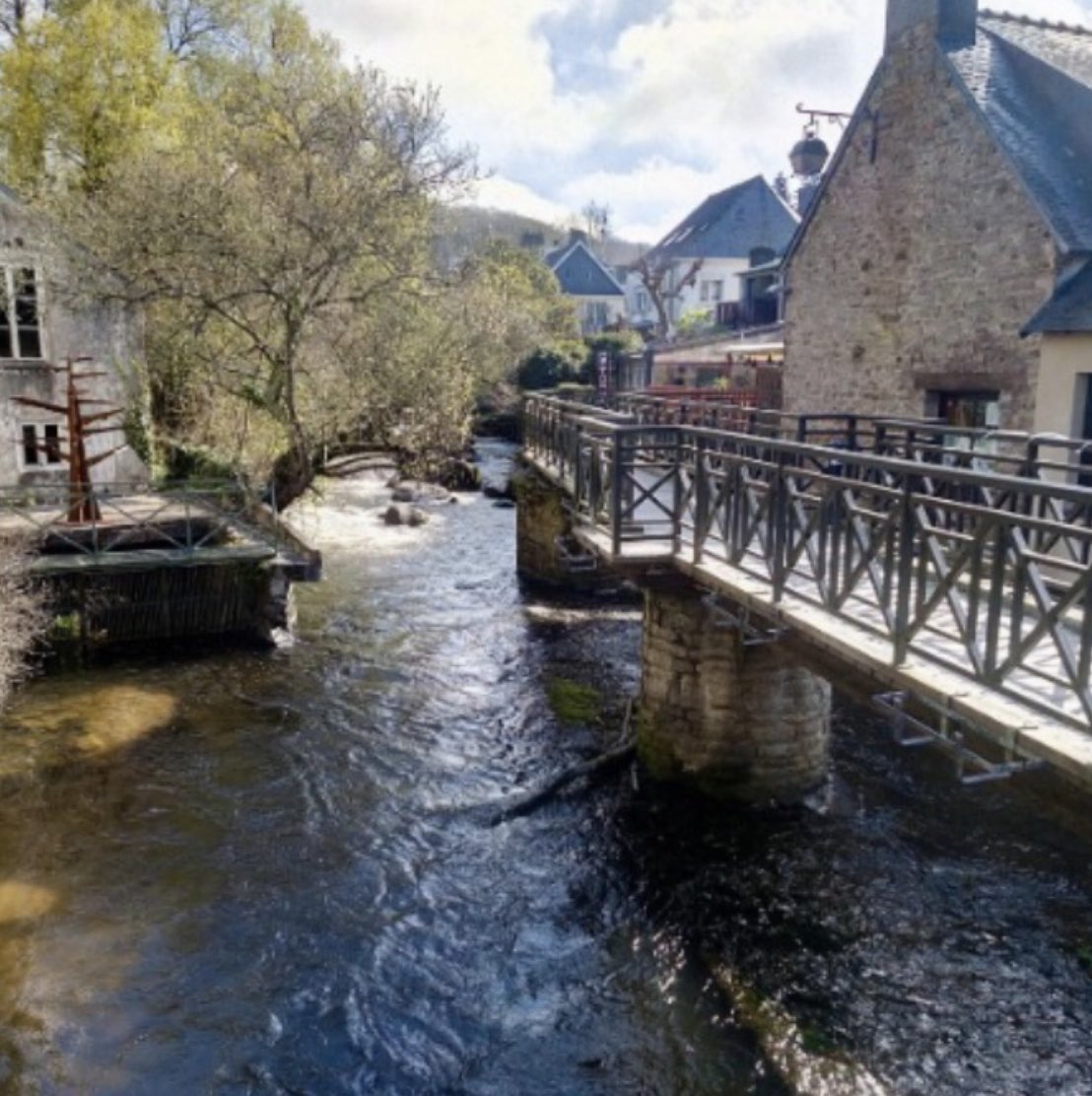 À présent que les feuilles et les mains 
De douce nature 
Me closent les yeux !
Mais Seigneur Dieu 
Comme la vie était jolie 
En ma Bretagne bleue !

Xavier Grall
Pont Aven.  La promenade Xavier Grall