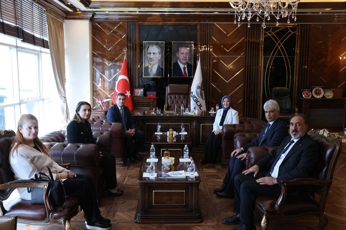 Aile ve Sosyal Hizmetler Bakan Yardımcımız <a href="/LemanYenigunAk/">Leman Yenigun</a> ile birlikte Bingöl Belediye Başkanımız <a href="/Erdalarikan12/">Erdal ARIKAN</a>’yi makamında ziyaret ettik. 

<a href="/hasimburkek/">Haşim Bürkek</a> <a href="/makifgunerigok/">Mehmet Akif GÜNERİGÖK</a> <a href="/masifegundogdu/">Maşife GÜNDOĞDU</a> <a href="/EnessAslan_/">Enes ASLAN</a>